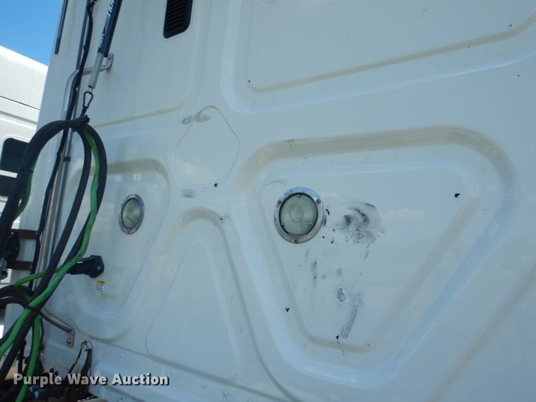 image for item JY9836 2014 Freightliner Cascadia 125  semi truck