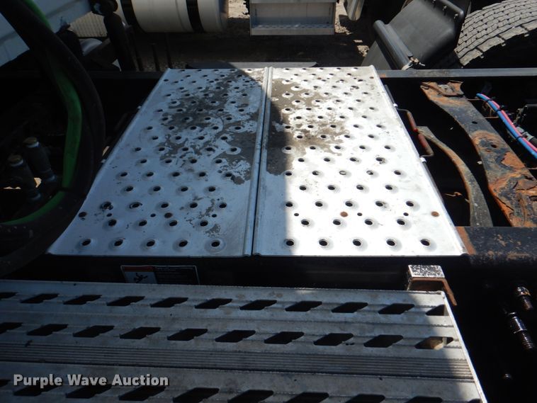 image for item JY9836 2014 Freightliner Cascadia 125  semi truck