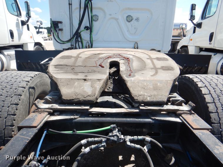 image for item JY9836 2014 Freightliner Cascadia 125  semi truck