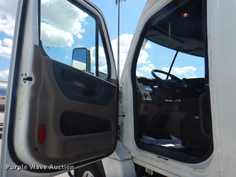 image for item JY9836 2014 Freightliner Cascadia 125  semi truck