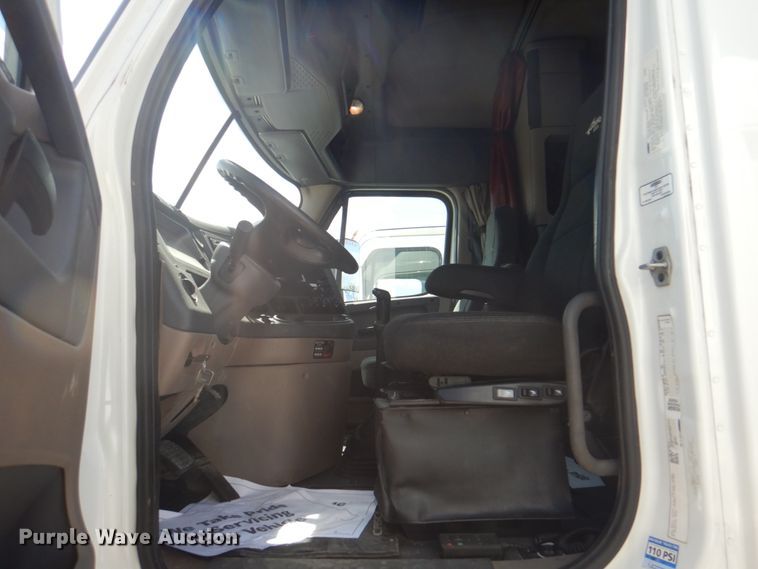 image for item JY9836 2014 Freightliner Cascadia 125  semi truck