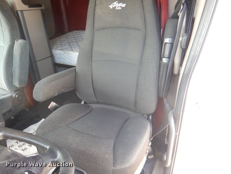 image for item JY9836 2014 Freightliner Cascadia 125  semi truck