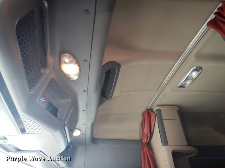 image for item JY9836 2014 Freightliner Cascadia 125  semi truck