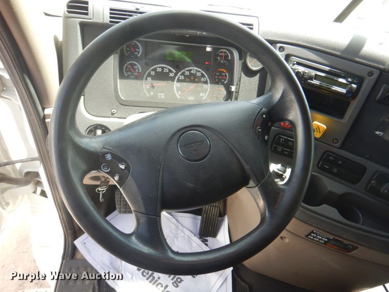 image for item JY9836 2014 Freightliner Cascadia 125  semi truck