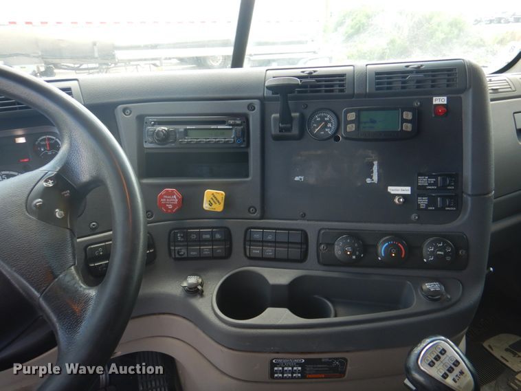 image for item JY9836 2014 Freightliner Cascadia 125  semi truck