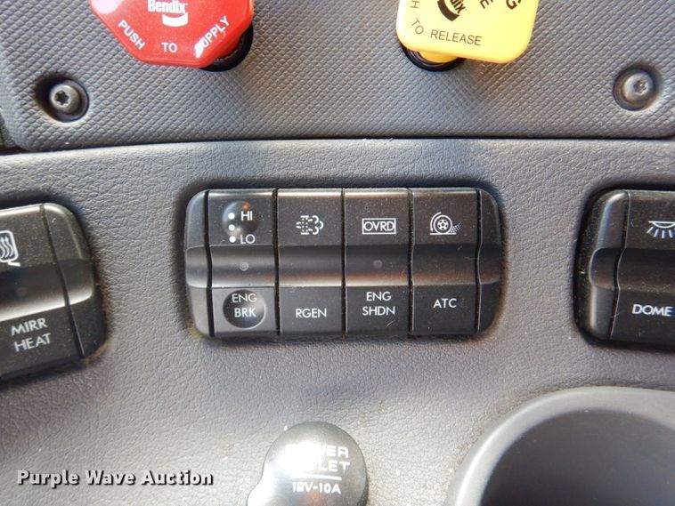 image for item JY9836 2014 Freightliner Cascadia 125  semi truck