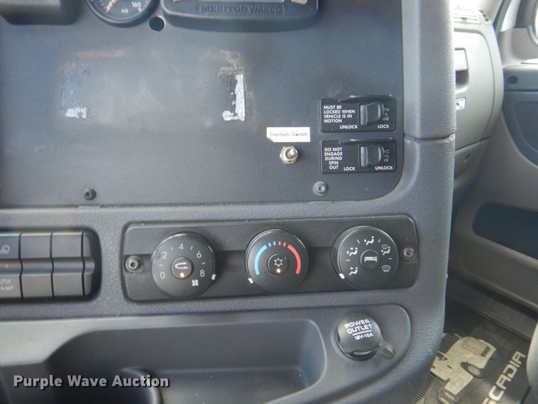 image for item JY9836 2014 Freightliner Cascadia 125  semi truck