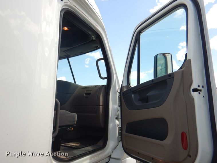 image for item JY9836 2014 Freightliner Cascadia 125  semi truck