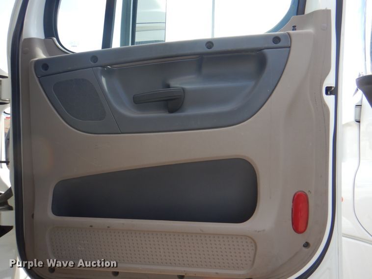 image for item JY9836 2014 Freightliner Cascadia 125  semi truck