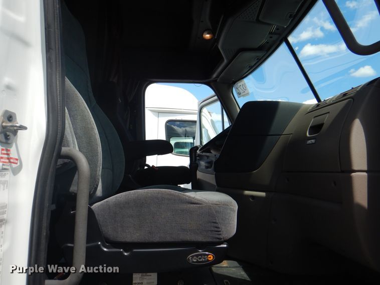 image for item JY9836 2014 Freightliner Cascadia 125  semi truck