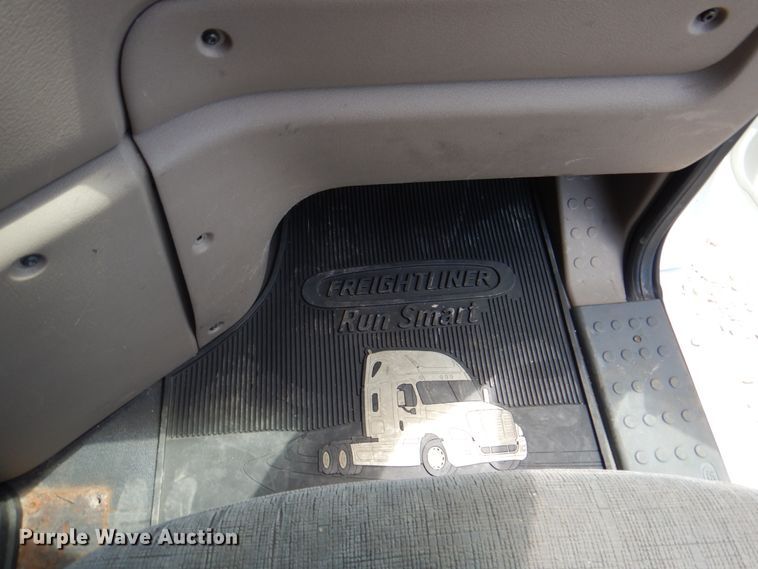 image for item JY9836 2014 Freightliner Cascadia 125  semi truck