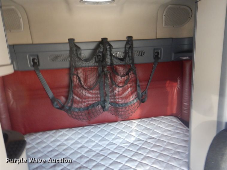 image for item JY9836 2014 Freightliner Cascadia 125  semi truck