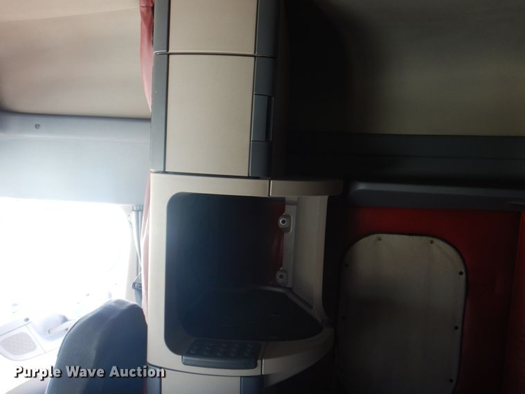 image for item JY9836 2014 Freightliner Cascadia 125  semi truck