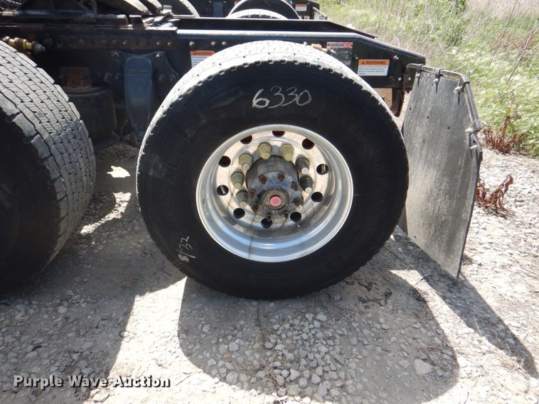 image for item JY9836 2014 Freightliner Cascadia 125  semi truck