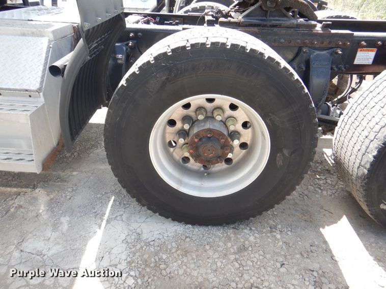 image for item JY9836 2014 Freightliner Cascadia 125  semi truck