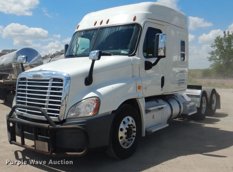 image for item JY9837 2014 Freightliner Cascadia 125  semi truck