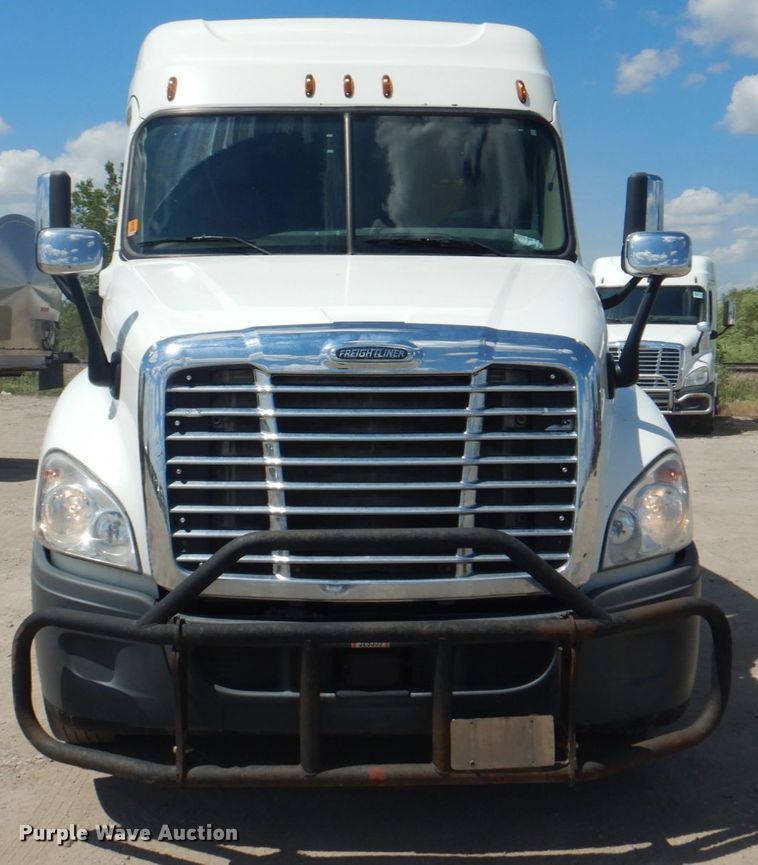 image for item JY9837 2014 Freightliner Cascadia 125  semi truck