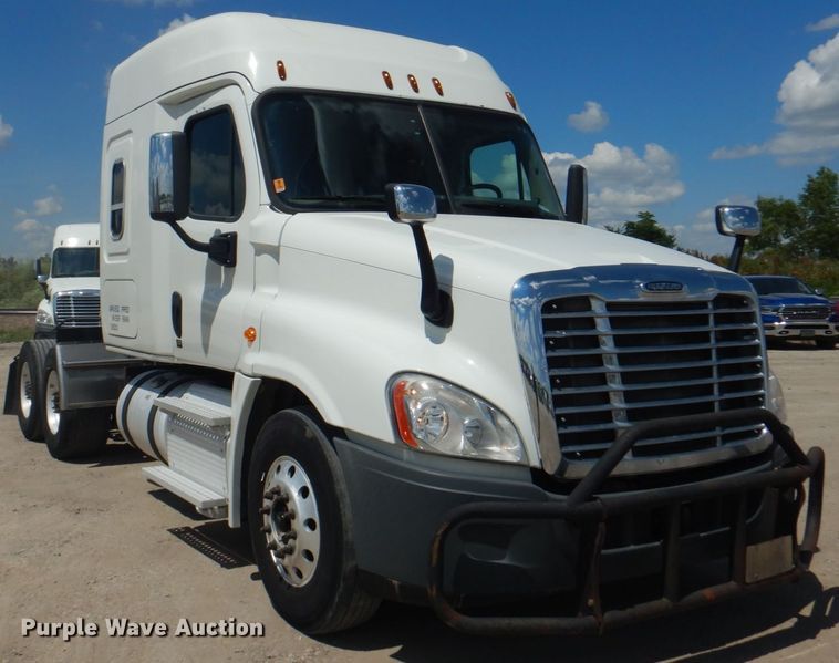 image for item JY9837 2014 Freightliner Cascadia 125  semi truck