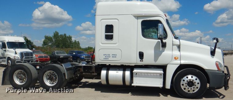 image for item JY9837 2014 Freightliner Cascadia 125  semi truck