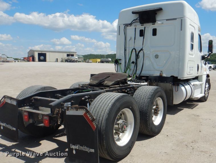 image for item JY9837 2014 Freightliner Cascadia 125  semi truck