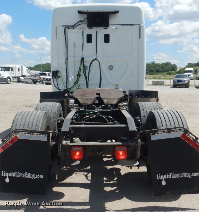 image for item JY9837 2014 Freightliner Cascadia 125  semi truck