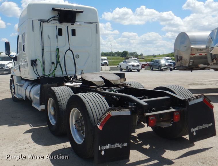 image for item JY9837 2014 Freightliner Cascadia 125  semi truck