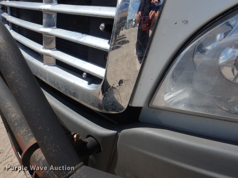 image for item JY9837 2014 Freightliner Cascadia 125  semi truck