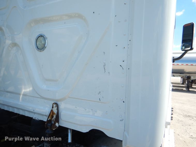 image for item JY9837 2014 Freightliner Cascadia 125  semi truck