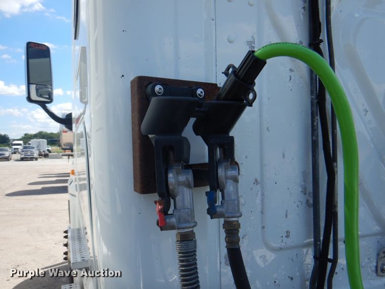 image for item JY9837 2014 Freightliner Cascadia 125  semi truck