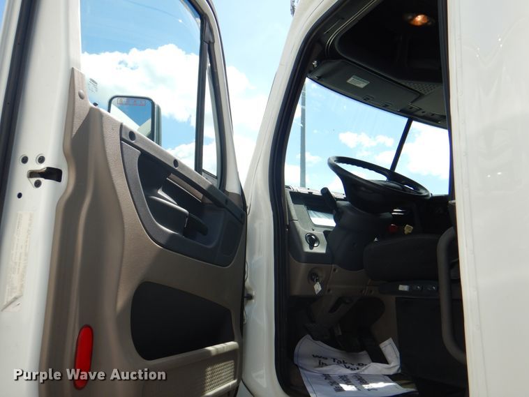 image for item JY9837 2014 Freightliner Cascadia 125  semi truck