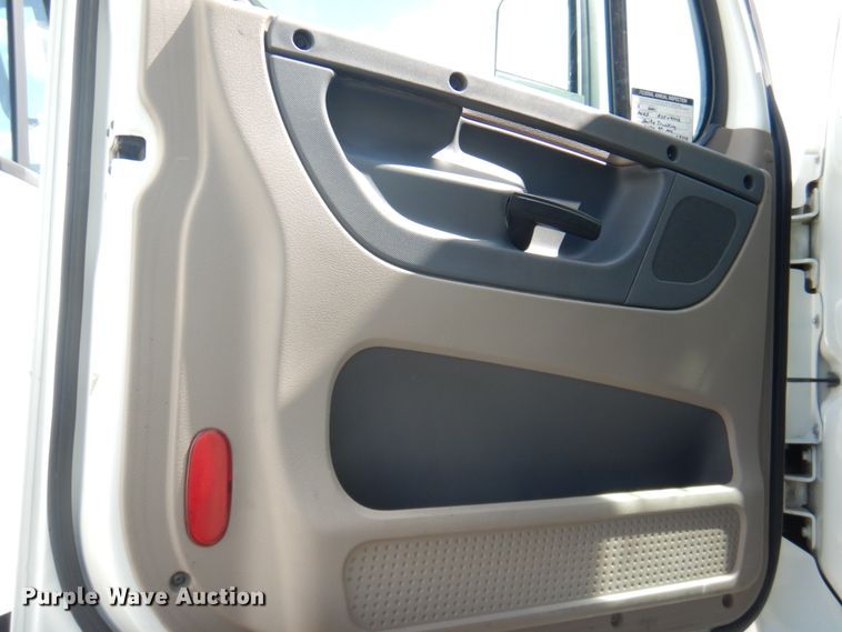 image for item JY9837 2014 Freightliner Cascadia 125  semi truck