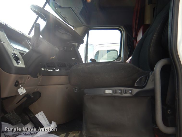 image for item JY9837 2014 Freightliner Cascadia 125  semi truck