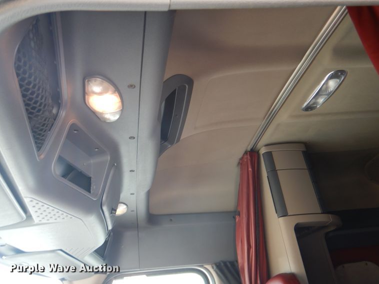 image for item JY9837 2014 Freightliner Cascadia 125  semi truck