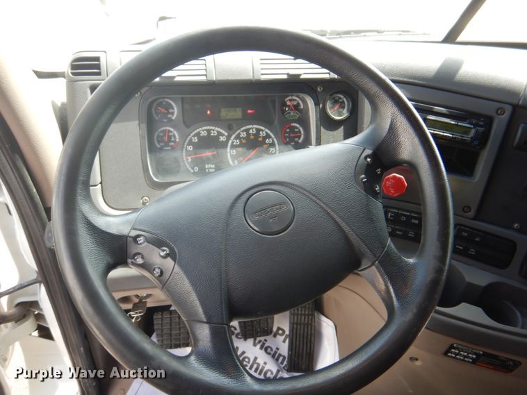 image for item JY9837 2014 Freightliner Cascadia 125  semi truck