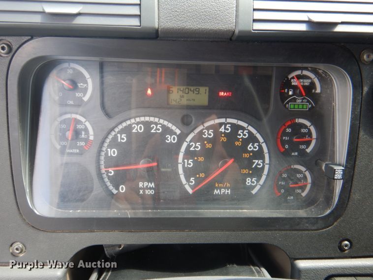 image for item JY9837 2014 Freightliner Cascadia 125  semi truck