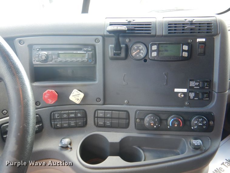 image for item JY9837 2014 Freightliner Cascadia 125  semi truck