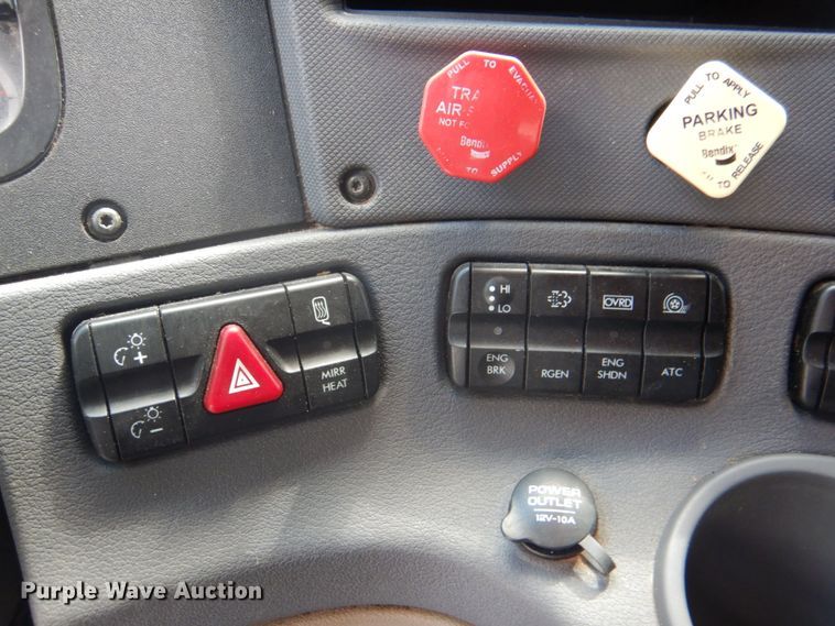 image for item JY9837 2014 Freightliner Cascadia 125  semi truck