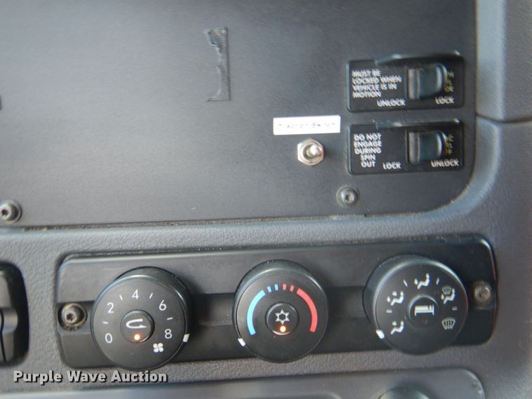 image for item JY9837 2014 Freightliner Cascadia 125  semi truck