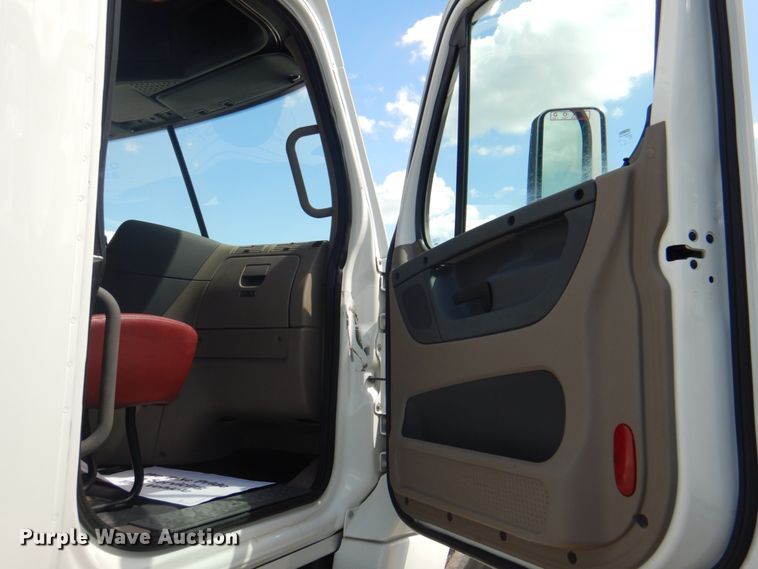 image for item JY9837 2014 Freightliner Cascadia 125  semi truck