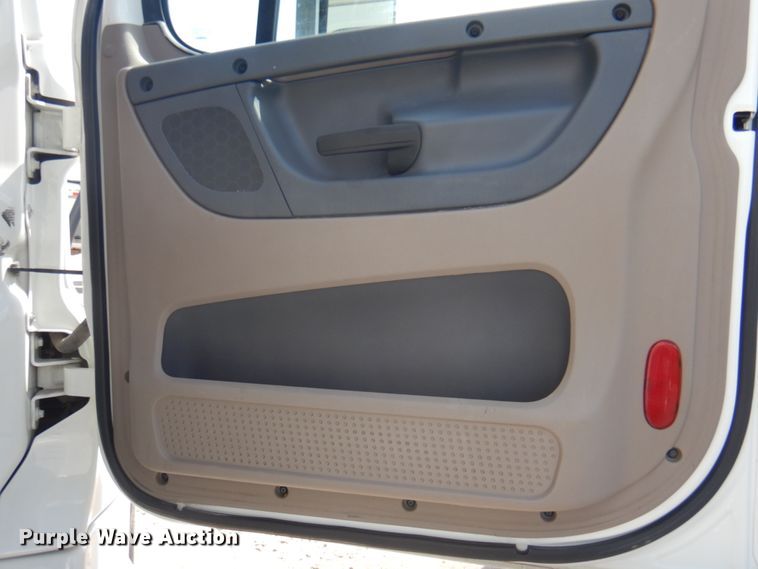 image for item JY9837 2014 Freightliner Cascadia 125  semi truck