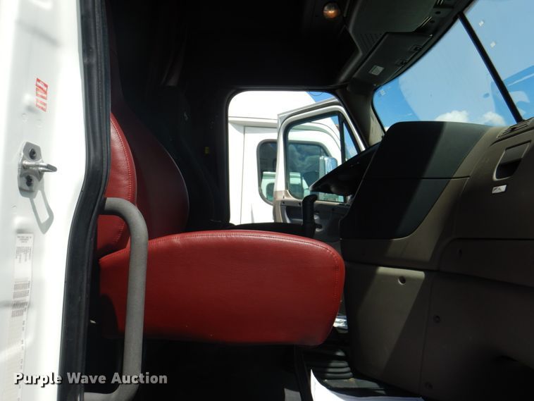 image for item JY9837 2014 Freightliner Cascadia 125  semi truck