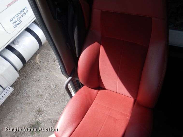 image for item JY9837 2014 Freightliner Cascadia 125  semi truck