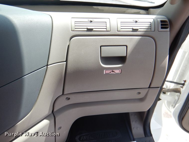 image for item JY9837 2014 Freightliner Cascadia 125  semi truck