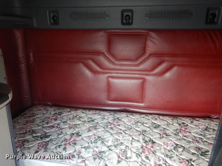 image for item JY9837 2014 Freightliner Cascadia 125  semi truck