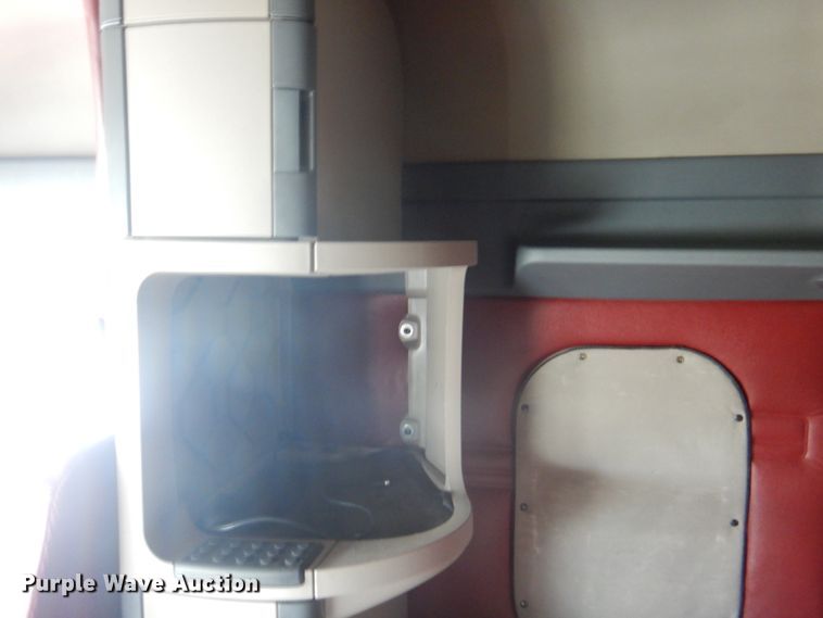 image for item JY9837 2014 Freightliner Cascadia 125  semi truck