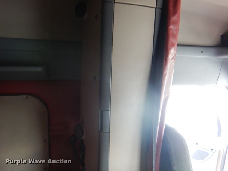 image for item JY9837 2014 Freightliner Cascadia 125  semi truck