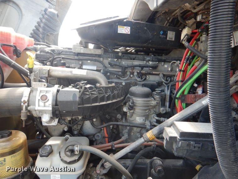 image for item JY9837 2014 Freightliner Cascadia 125  semi truck