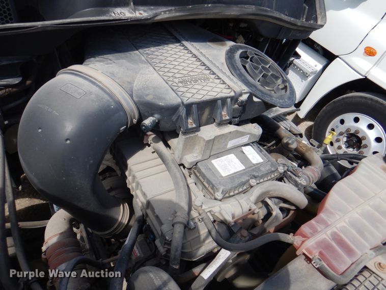 image for item JY9837 2014 Freightliner Cascadia 125  semi truck