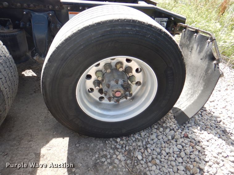 image for item JY9837 2014 Freightliner Cascadia 125  semi truck