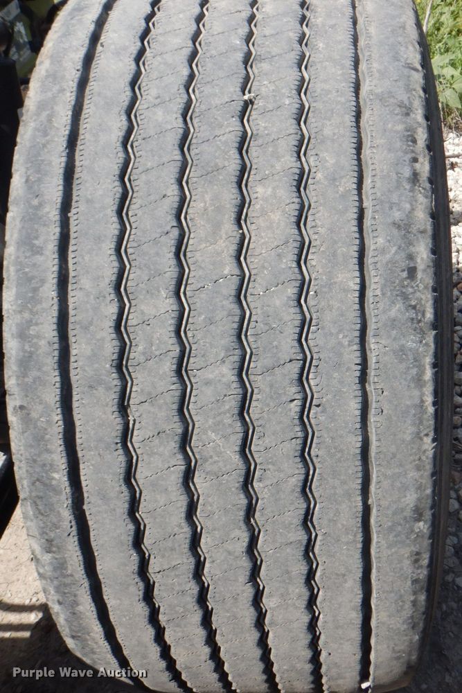 image for item JY9837 2014 Freightliner Cascadia 125  semi truck